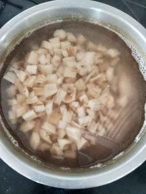 然后放水里煮一到两分钟。