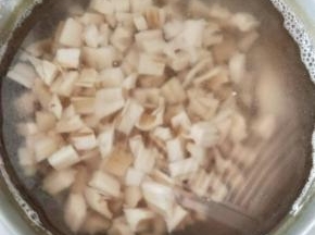 然后放水里煮一到两分钟。