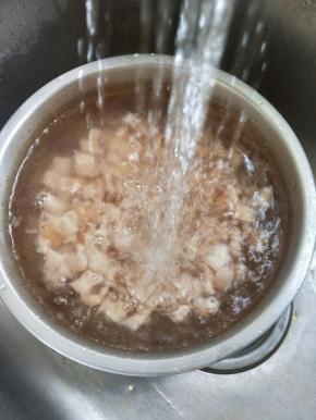 然后用水冲洗至凉透，捞出沥水。