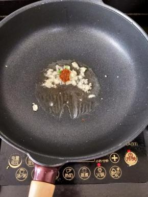 热锅凉油下蒜蓉和辣椒酱，煸出香味。