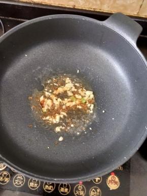 热锅凉油下蒜蓉和辣椒酱，煸出香味。