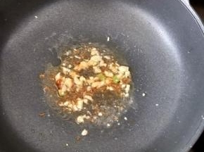 热锅凉油下蒜蓉和辣椒酱，煸出香味。