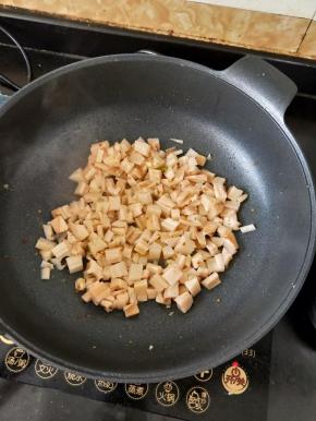然后倒入藕丁，翻炒一分钟。