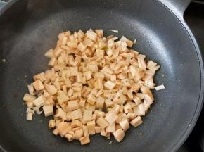 然后倒入藕丁，翻炒一分钟。