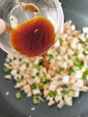 碗里加入耗油、酱油、醋、白糖和适量盐，用水化开后淋在藕丁上面。