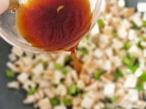 碗里加入耗油、酱油、醋、白糖和适量盐，用水化开后淋在藕丁上面。