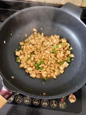 再翻炒一分钟左右出锅。