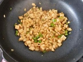 再翻炒一分钟左右出锅。