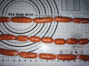 分段，扎洞排气。小段的我加了鸡软骨做的脆骨肠