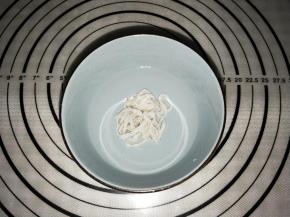 羊肠衣加少许料酒浸泡备用。