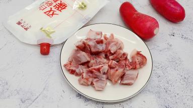 准备排骨、萝卜、甘汁园双碳白砂糖。