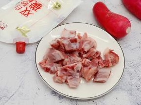 准备排骨、萝卜、甘汁园双碳白砂糖。