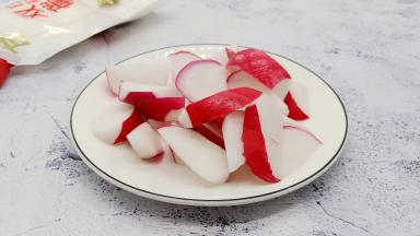 萝卜洗干净直接切滚刀块。