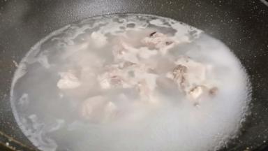 排骨放入冷水锅里，加少许生姜片，大火煮开焯水。