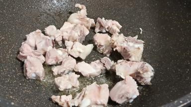 锅里加适量的油、放生姜片、花椒炒出香味、加排骨翻炒至两面微黄。