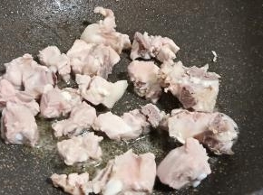 锅里加适量的油、放生姜片、花椒炒出香味、加排骨翻炒至两面微黄。