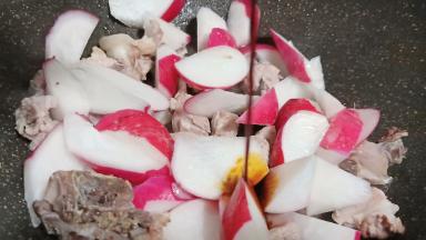 加萝卜一起翻炒一下，加生抽3勺。