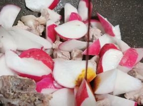 加萝卜一起翻炒一下，加生抽3勺。