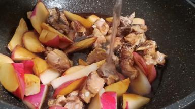 加开水一碗，不需要加太多水，炖的时候萝卜会有水份出来，开大火炖。