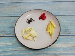 将姜、蒜切成片，小米椒切成三段