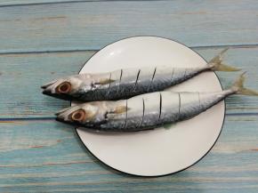 鲅鱼洗干净去掉内脏，然后在鱼身上多划几刀