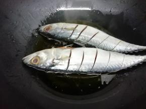 锅里加入适量的油烧到七成热时，转中火把鱼放入锅中两边煎一下