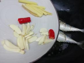 然后倒入姜、蒜、小米椒和花椒炒香