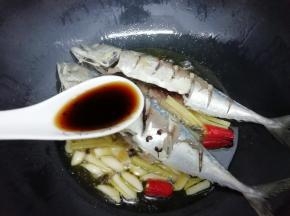 在倒入生抽
