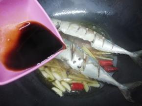 在倒入糖醋汁烧一下，然后加入适量的水大火烧开，转中火烧到汁快开时关火