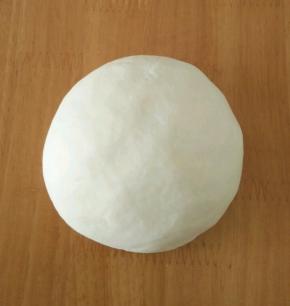 除红豆馅和红豆外的所有材料混合，揉成光滑的面团。