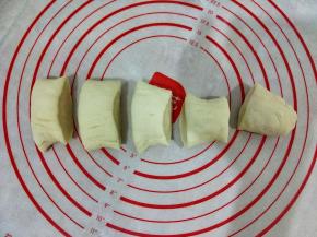 把面团重新揉成团，充分排气后分成小块。