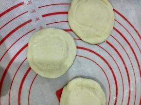 把面团擀成中间后，周围薄的面皮。