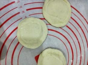 把面团擀成中间后，周围薄的面皮。