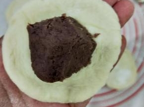 然后放入适量绿豆馅，捏好。