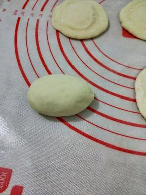 然后把包子搓成滴水状。如图，一头大一头小。