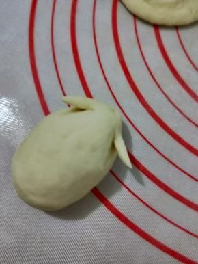 用剪刀在小的那头的一侧剪一刀。然后在另一侧再剪一刀。