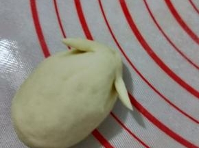 用剪刀在小的那头的一侧剪一刀。然后在另一侧再剪一刀。