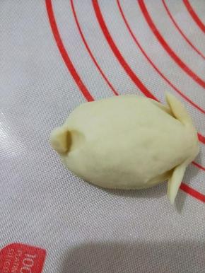 在后面剪一刀做兔子的尾巴。