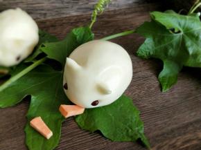 小兔子做好了。接着冷水入锅，烧开后中火蒸15分钟，再焖3分钟。