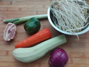 将所需的主食材原料全部洗好备好，待用