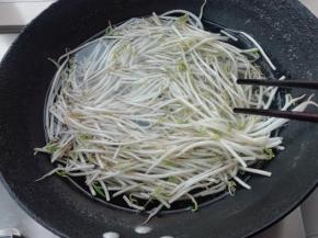 豆芽用烧开的水焯一下