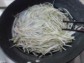豆芽用烧开的水焯一下