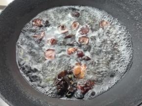 香菇同木耳也同样用烧开的水煮一下