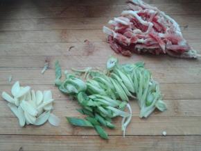 同样将葱蒜切好待用，五花肉切成肉丝待用。