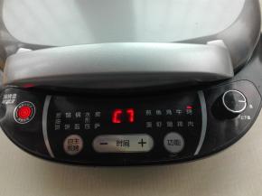 将电饼铛选择下火功能，设置烤肉功能，底盘倒入平时我们炒菜所用的食用油的用量，将其进行预热。