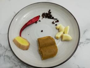 准备姜、蒜、小米椒、花椒和咖喱