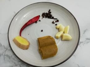 准备姜、蒜、小米椒、花椒和咖喱