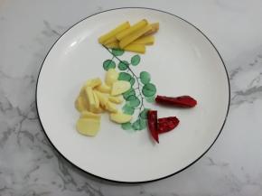 姜和蒜切成片，小米椒切成三段