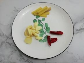 姜和蒜切成片，小米椒切成三段