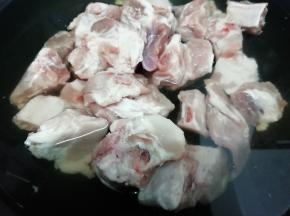 锅里加入适量的水，在加入料酒和姜片，在把排骨放入锅中焯水去除血水